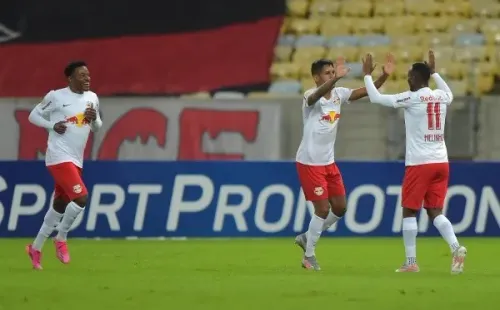 Bragantino comemorando gol contra o Flamengo. (Foto: Thiago Ribeiro/AGIF)