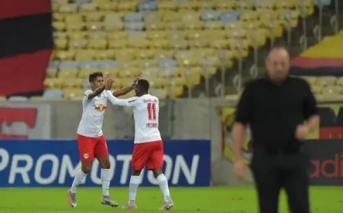 RB Bragantino comemorando gol contra o Flamengo. (Foto: Thiago Ribeiro/AGIF)