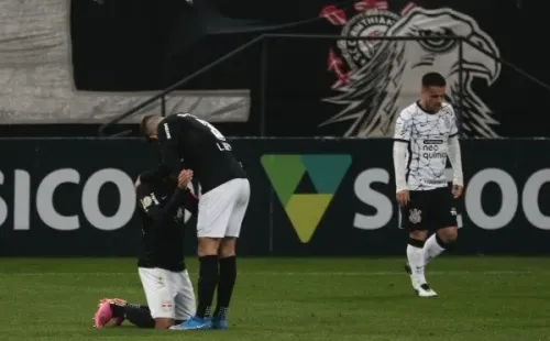 Corinthians em campo contra o RB Bragantino. (Foto: Ettore Chiereguini/AGIF)
