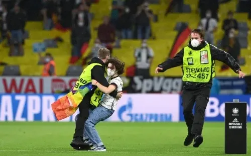Ativista invade o campo de Alemanha x Hungria e exibe bandeira LGBTQ+. (Foto: Getty Images)