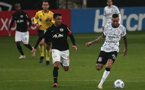 Corinthians em campo contra o RB Bragantino. (Foto: Ettore Chiereguini/AGIF)