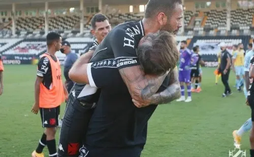 Sá Pinto abraça Castan em uma de suas raras vitórias na Colina— Foto: Rafael Ribeiro/Vasco