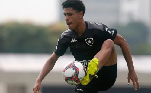 PV já não joga mais pelo Botafogo e segue para Porto Alegre para assinar com o Inter (Foto: Vitor Silva/Botafogo)