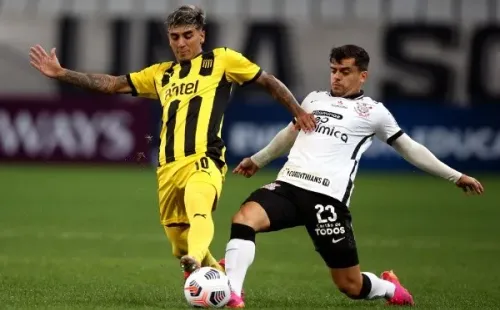 Facundo Torres em ação pelo Peñarol na Copa Sul-Americana 2021, quando despachou o Corinthians – Foto:in Sao Paulo, Brazil. (Photo by Alexandre Schneider/Getty Images)