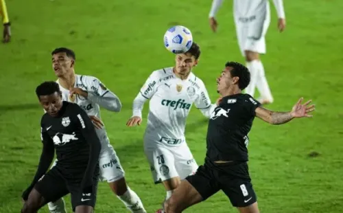 Palmeiras em campo contra o RB Bragantino. (Foto: Diogo Reis/AGIF