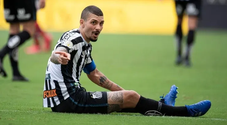 Alison pode ficar de fora novamente - Foto: Jorge Rodrigues/AGIF.