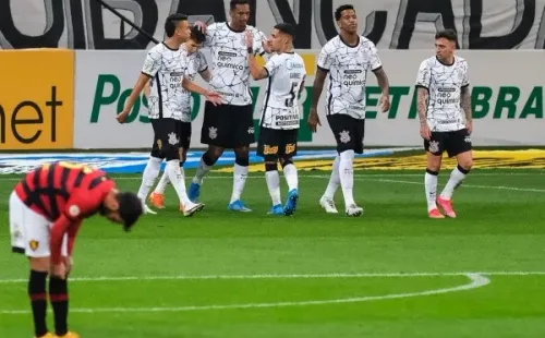 Corinthians em campo comemorando gol pelo Brasileirão. (Foto: Marcello Zambrana/AGIF)