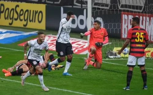 Corinthians em campo comemorando gol pelo Brasileirão. (Foto: Marcello Zambrana/AGIF)