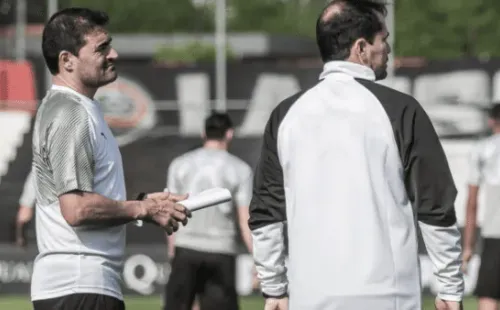 Toro Acuña, à esq., deixou comissão técnica do Coritiba por problemas pessoais (Foto: Twitter Oficial/Libertad)