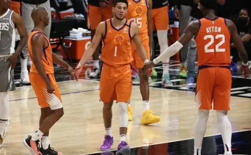 Suns está em uma mão a taça. (Foto: Getyy Images)