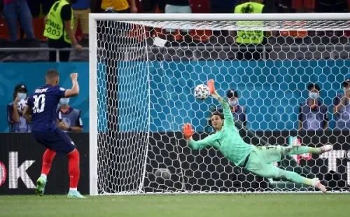 Mbappé perdeu o último pênalti para a França, que foi eliminada da Eurocopa pela Suiça. (Foto: Getty Images)
