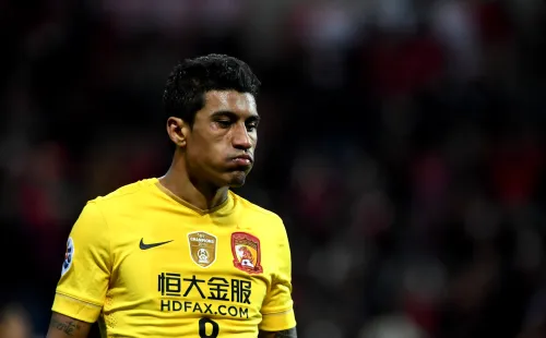 Paulinho em ação pelo Guangzhou na temporada 2020/21 (Foto: Masashi Hara/Getty Images China)