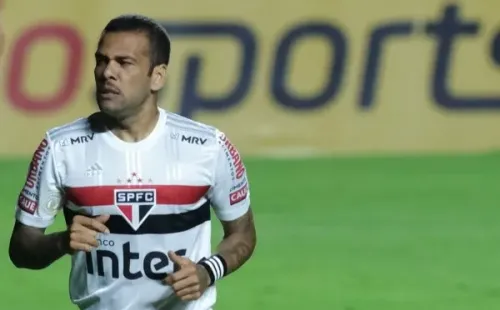 Daniel Alves deve sair da ala e jogar como armador centralizado contra o Corinthians (Foto:Marcello Zambrana/AGIF)