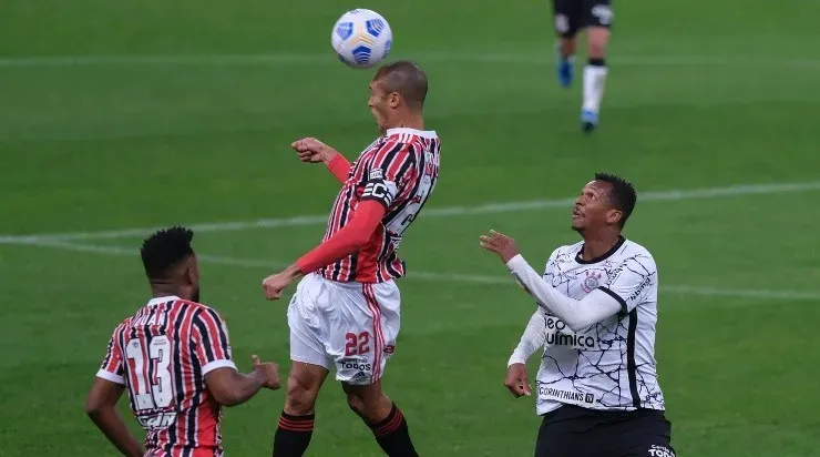 Miranda ganha disputa com Jô pelo alto (Foto: Marcello Zambrana/AGIF)