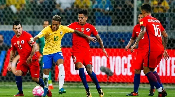Brasil e Chile, em campo pelas Eliminatórias Sul-Americanas (Foto: Getty Images)