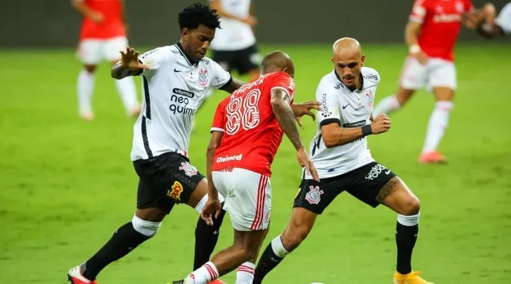 Internacional e Corinthians, em campo pela última rodada do Brasileirão 2020 (Foto: Pedro H. Tesch/AGIF)