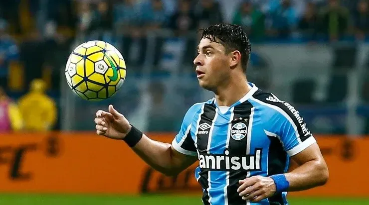 Giuliano: passou pelo rival Grêmio (Foto: Marcello Zambrana/AGIF)