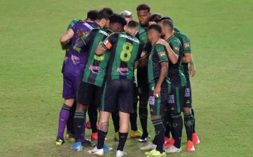 Jogadores do América-MG abraçados. Foto: Walmir Cirne/AGIF