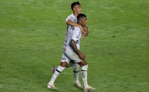 Marinho e Kaio Jorge comemoram gol. Foto: Getty Images
