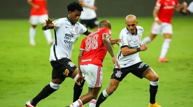 Internacional e Corinthians, em campo pelo Brasileirão de 2020 (Foto: Pedro H. Tesch/AGIF)