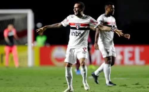 Dani Alves comemora gol do São Paulo. Foto: Getty Images