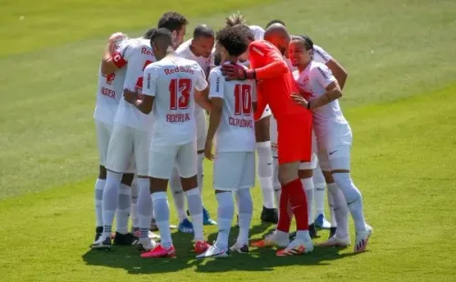 Jogadores do RB Bragantino abraçados. Foto: Getty Images