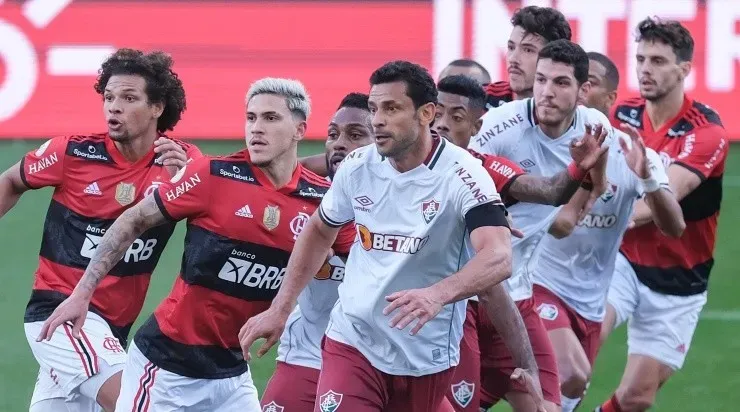 Jogadores de Flamengo e Fluminense disputam espaço dentro da área (Foto: Marcello Zambrana/AGIF)