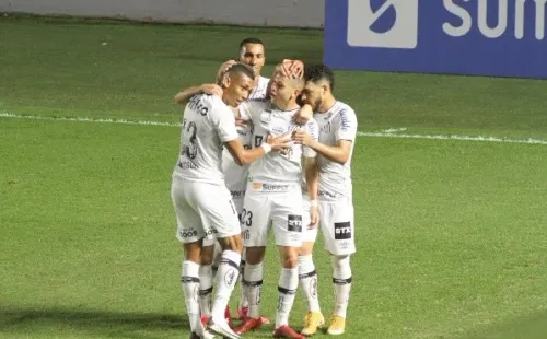 Santos em campo contra o Athletico-PR. (Foto: Fernanda Luz/AGIF)