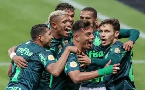Palmeiras comemorando gol contra o Grêmio. (Foto: Marcello Zambrana/AGIF)