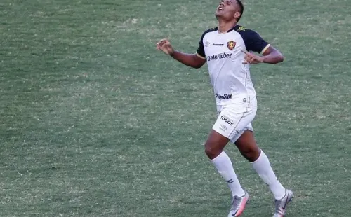 Mikael é o artilheiro do Sport na temporada 2021 com 7 gols (Foto: Paulo Paiva/AGIF)