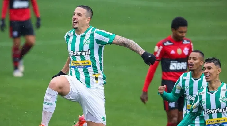 Matheus Peixoto vive uma boa fase no Juventude. (Foto: Pedro H. Tesch/AGIF)