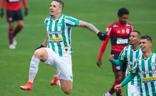 Peixoto já pode assinar pré-contrato com outro clube a partir de agora (Foto: Pedro H. Tesch/AGIF)