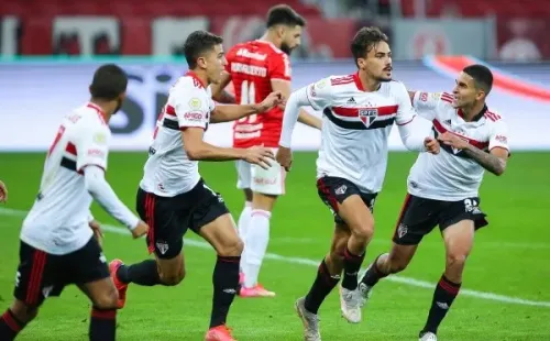 São Paulo comemorando o segundo gol contra o Internacional em sua primeira vitória no Brasileirão. (Foto: Pedro H. Tesch/AGIF)