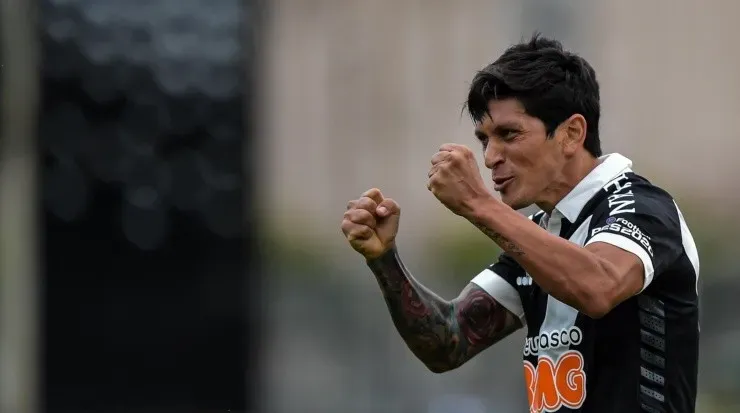 O atacante não pensa em sair de São Januário. (Foto: Thiago Ribeiro/AGIF)