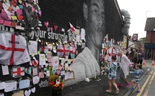 Ingleses manifestando apoio após falas racistas depois da perda do título da Euro. (Foto: Getty Images)