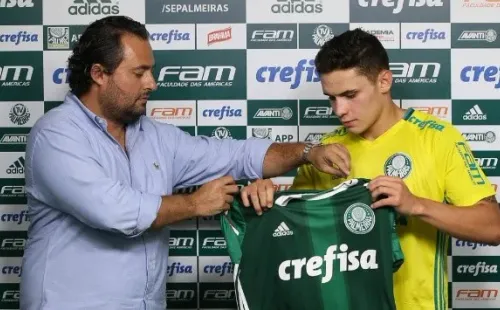 Mattos fez questão de estar na apresentação de Veiga ao Palmeiras em janeiro de 2017 (Foto: César Greco)