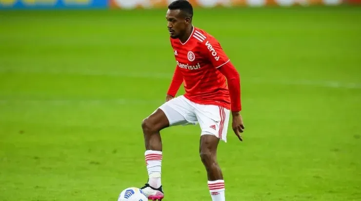 Volante aparece mais uma vez na mira dos árabes (Foto: Pedro H. Tesch/AGIF)