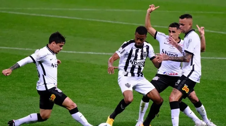Corinthians e Atlético-MG, em campo pelo último Campeonato Brasileiro (Foto: Daniel Vorley/AGIF)