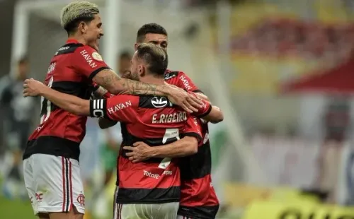 Flamengo comemorando gol. (Foto: Thiago Ribeiro/AGIF)