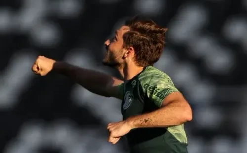 Viña está recebendo forte sondagem da Europa e Roma, de Mourinho, é favorita para levá-lo (Foto: César Greco)