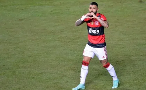 Gabigol comemorando gol com a camisa do Flamengo. (Foto: Walmir Cirne/AGIF)