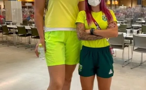 Letícia Bufoni comparando a altura