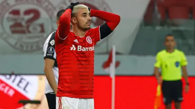 Thiago Galhardo: desperdiçou o pênalti decisivo (Foto: Maxi Franzoi/AGIF)