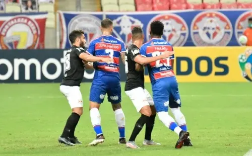 Fortaleza x RB Bragantino em campo pelo Brasileirão em 2020. (Foto: Fortaleza comemorando gol. (Foto: Kely Pereira/AGIF))