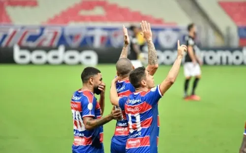 Fortaleza comemorando gol. (Foto: Kely Pereira/AGIF)