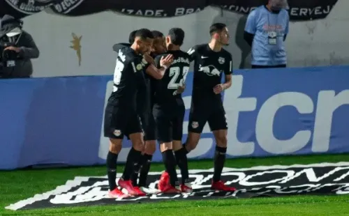 Jogadores do RB Bragantino comemorando gol. (Foto: Diogo Reis/AGIF)