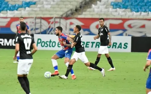 Fortaleza x RB Bragantino jogando pelo Brasileirão de 2020. (Foto: Brigando no G-4 do Brasileirão, Fortaleza x RB Bragantino se enfrentam neste domingo; confira o retrospecto. (Foto: Kely Pereira/AGIF)