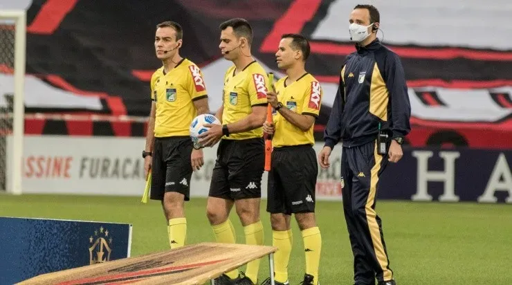 Arbitragem de campo, comandada por Thiago Luis Scarascatie, foi alvo de críticas (Foto: Robson Mafra/AGIF)