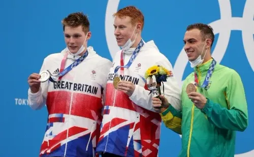 Fernando Scheffer com a medalha de bronze em Tóquio