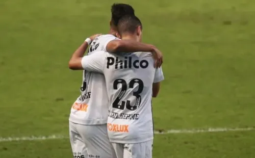 Jogadores do Santos abraçados. Foto: Ettore Chiereguini/AGIF